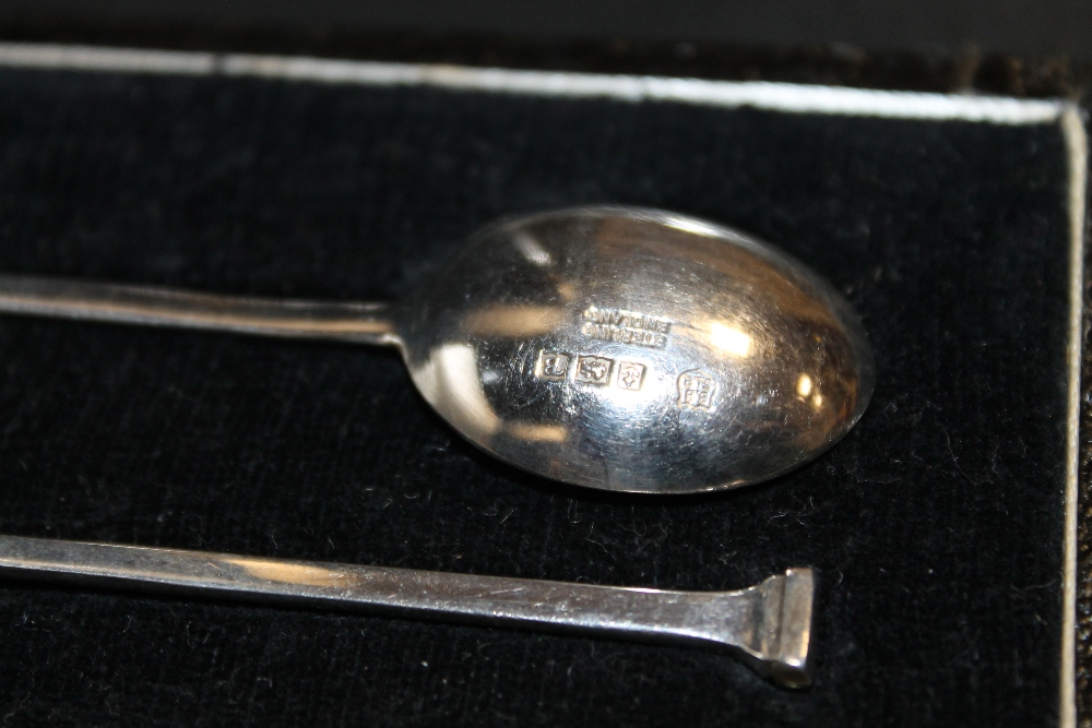 A CASED SET OF SIX HALLMARKED SILVER SEAL TOPPED COFFEE SPOONS APPROX WEIGHT - 38G - Image 2 of 2