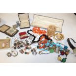 A BAG OF ASSORTED COSTUME JEWELLERY AND COLLECTABLES ETC.