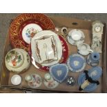TWO TRAYS OF ASSORTED CERAMICS TO INCLUDE WEDGWOOD JASPERWARE , ORIENTAL DOUBLE GOURD VASE ETC