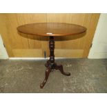 AN ANTIQUE OVAL MAHOGANY PEDESTAL TABLE