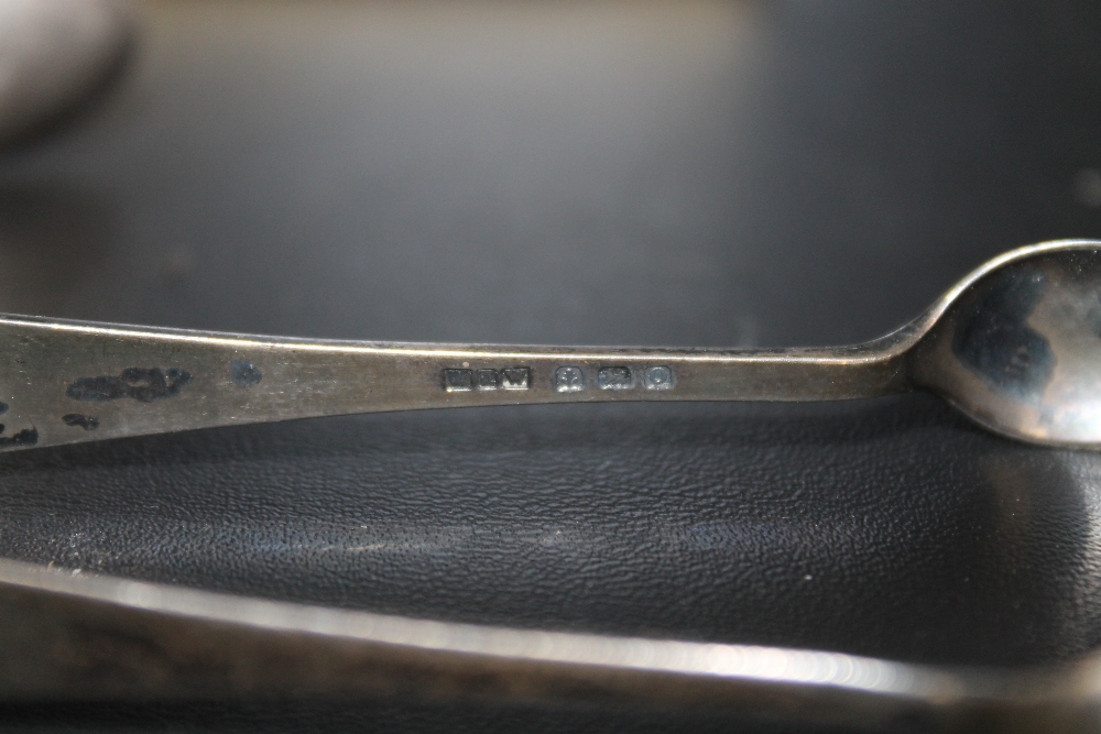 TWO PAIRS OF HALLMARKED SILVER SUGAR TONGS, TOGETHER WITH A SILVER BLADED KNIFE (3) TOTAL APPROX - Image 3 of 4