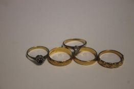 FIVE 18CT GOLD RINGS, TO INCLUDE DRESS RINGS AND WEDDING BANDS (APPROX WEIGHT 14 GR)