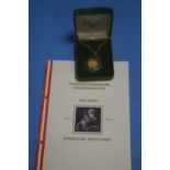 AN AUSTRIA "SPANISH RIDING SCHOOL" GOLD MEDAL (MARKED 900) IN 9CT GPLD MOUNT, ON A CHAIN IN BOX,