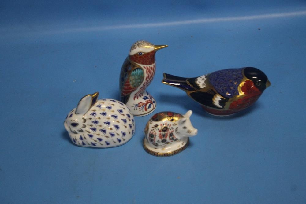 A COLLECTION OF FOUR ROYAL CROWN DERBY ANIMALS TO INCLUDE KINGFISHER, RABBIT ETC