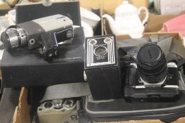 A TRAY OF ASSORTED CAMERAS TO INCLUDE A BROWNIE TARGET, PENTAX ETC