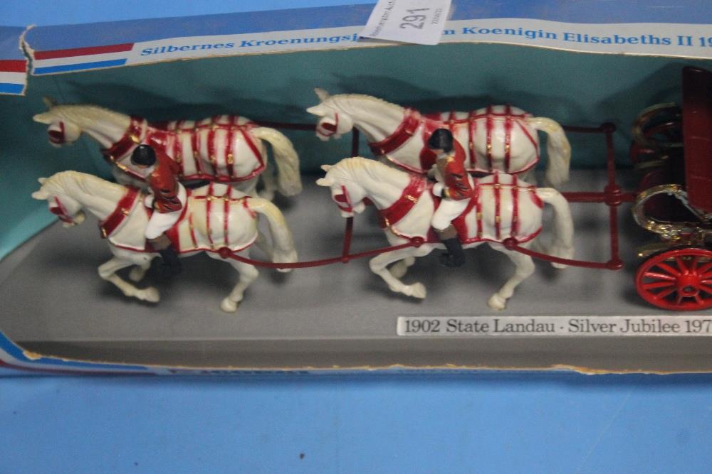 A BOXED CORGI 1902 STATE LANDAU SILVER JUBILEE HORSES AND CARRIAGE - Image 2 of 3