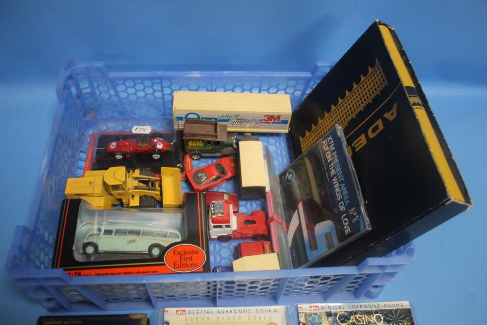 A TRAY OF MAINLY UNBOXED DIECAST VEHICLES TO INCLUDE LLEDO, MATCHBOX ETC TOGETHER WITH A SMALL