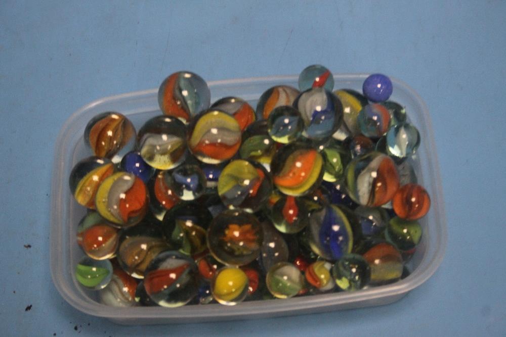 A SMALL DECORATIVE MIRROR TOGETHER WITH A QUANTITY OF MARBLES - Image 3 of 3