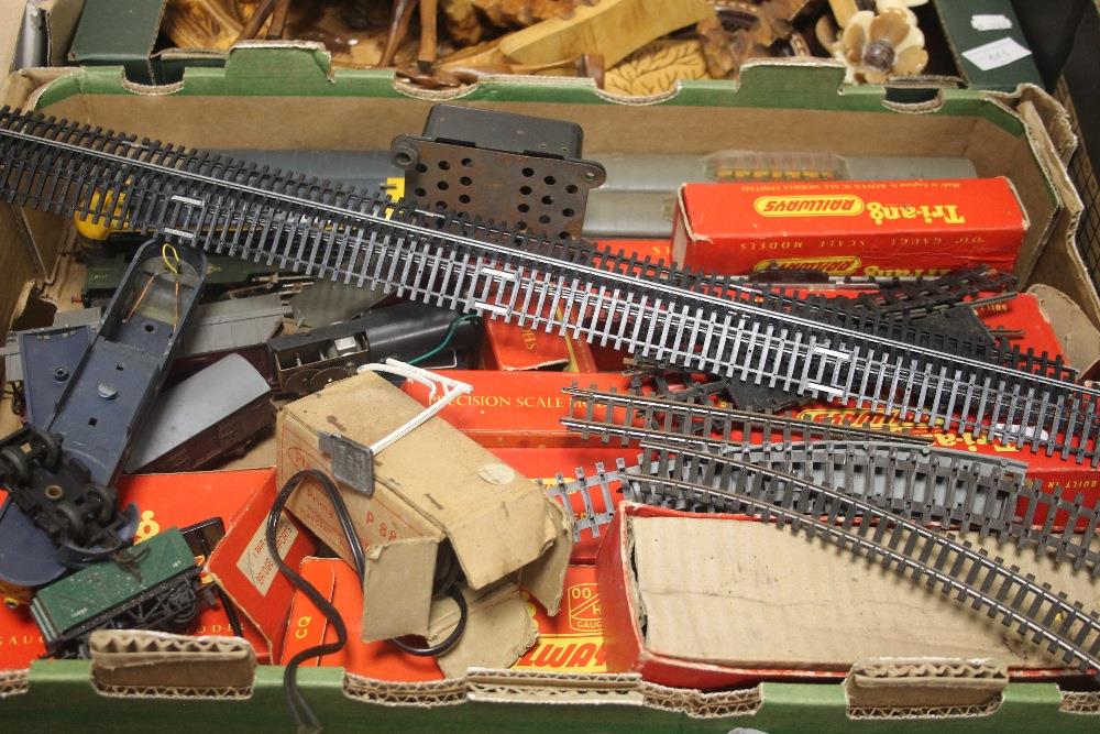 A TRAY OF HORNBY TRIANG ETC