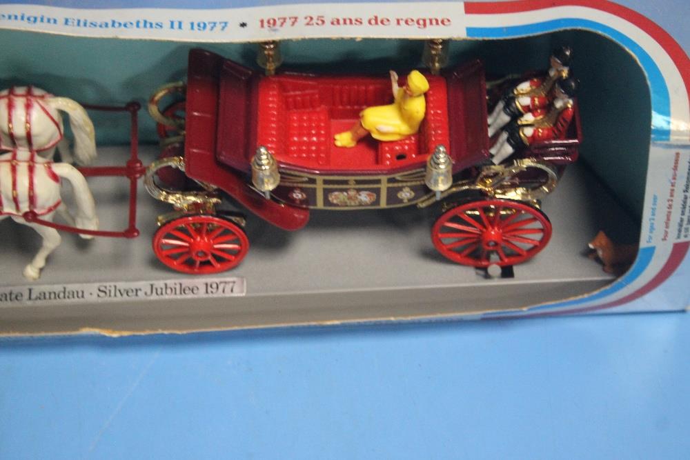 A BOXED CORGI 1902 STATE LANDAU SILVER JUBILEE HORSES AND CARRIAGE - Image 3 of 3