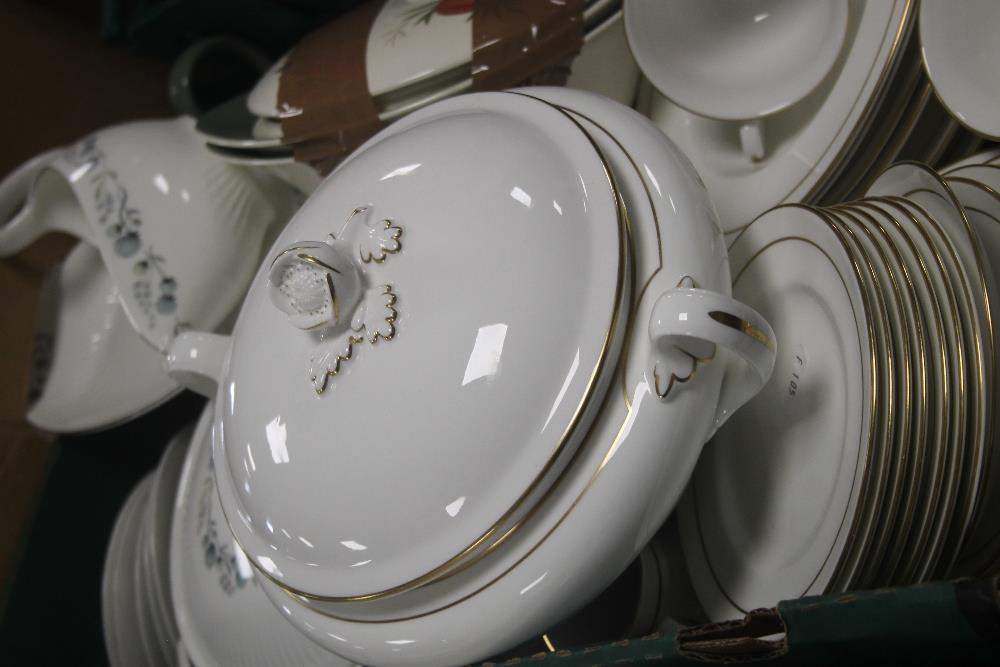 A TRAY OF ROYAL WORCESTER DINNER WARE TOGETHER WITH OTHER CHINA (TRAYS NOT INCLUDED) - Image 2 of 2