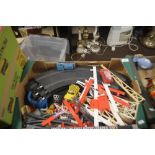 A TRAY OF VINTAGE TOYS TO INCLUDE A PART SCALEXTRIC SET (TRAYS NOT INCLUDED)