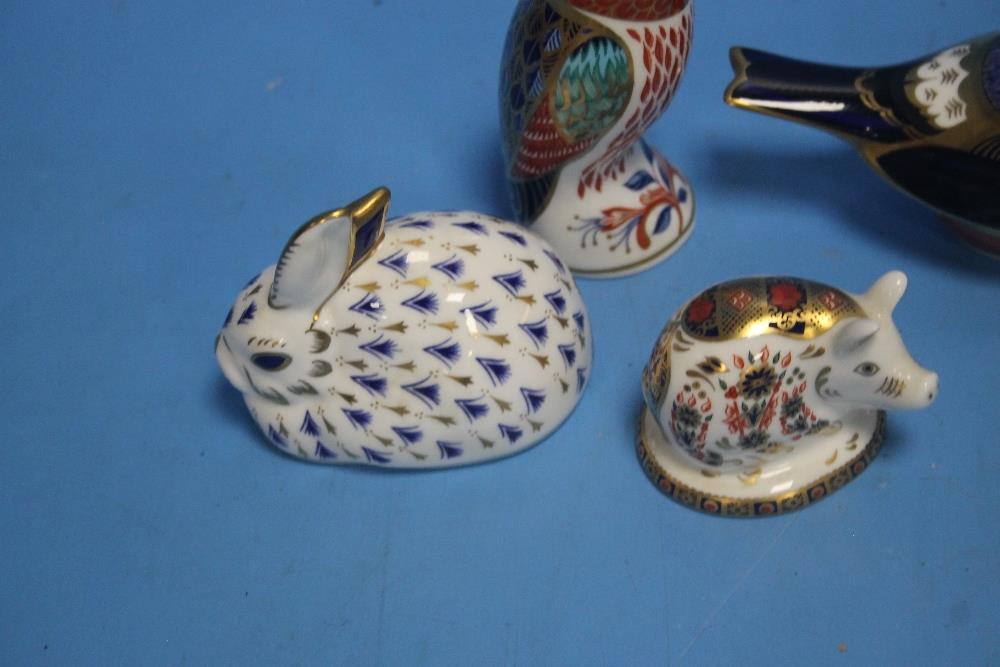 A COLLECTION OF FOUR ROYAL CROWN DERBY ANIMALS TO INCLUDE KINGFISHER, RABBIT ETC - Image 3 of 4