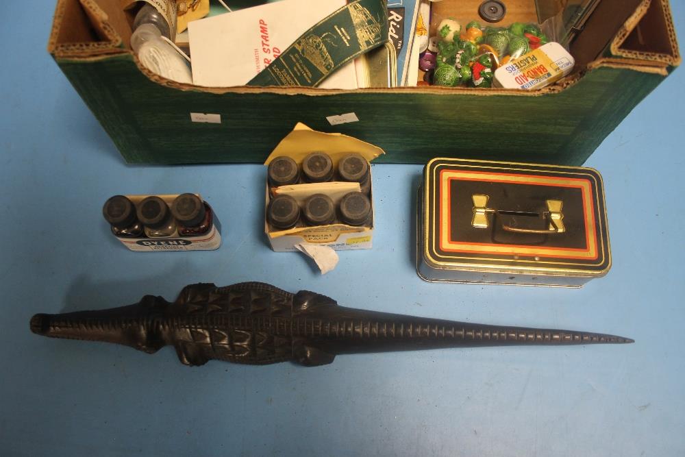 A TRAY OF COLLECTABLES TO INCLUDE CARVED CROCODILE, VINTAGE TOYS, COSTUME JEWELLERHY ETC - Image 2 of 2