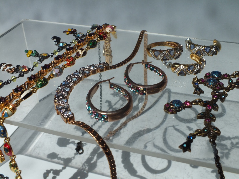 A COLLECTION OF MODERN AND DESIGNER COSTUME JEWELLERY, to include examples by Alex and Ani, Joan - Image 4 of 7