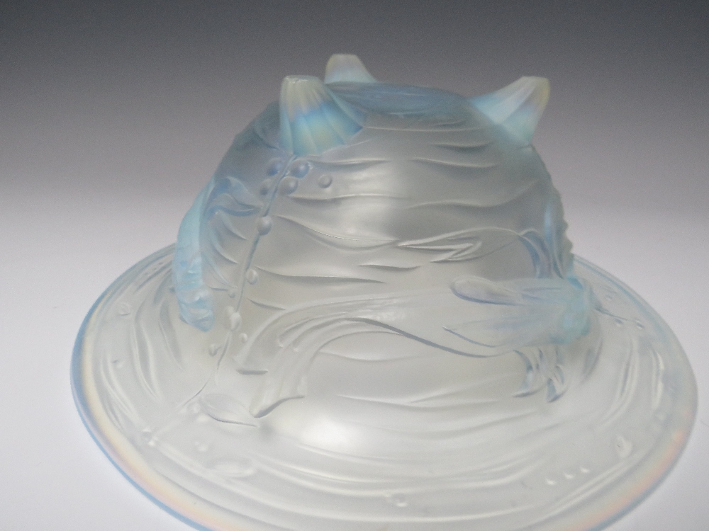 A JOBLING ART DECO OPALINE PRESSED GLASS 'FISH PATTERN' BOWL, rim Dia. 27.5 cm, H 11 cm - Image 5 of 7