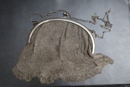 AN IMPORT HALLMARKED SILVER MESH CLUTCH BAG PURSE BY HEASMAN & CO - LONDON 1915, approx weight 265g,