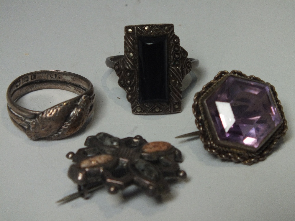 A COLLECTION OF VINTAGE SILVER AND WHITE METAL JEWELLERY ITEMS, to include a selection of rings, - Image 4 of 4