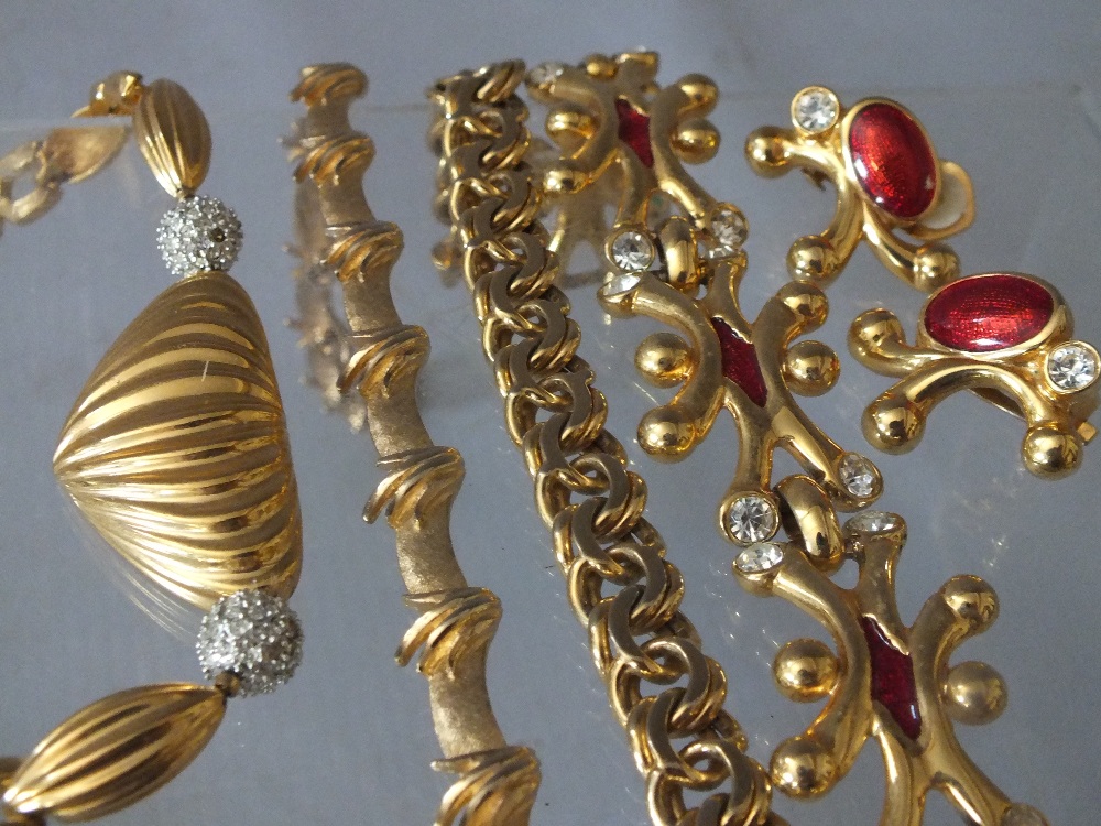 A COLLECTION OF LATE 20TH CENTURY GOLD TONE, DIAMANTE AND ENAMEL JEWELLERY ITEMS, comprising - Image 3 of 6