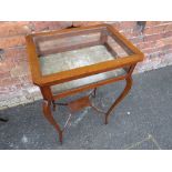 AN EDWARDIAN MAHOGANY INLAID SMALL BIJOUTERIE TABLE, having a hinged lid above a velvet lined