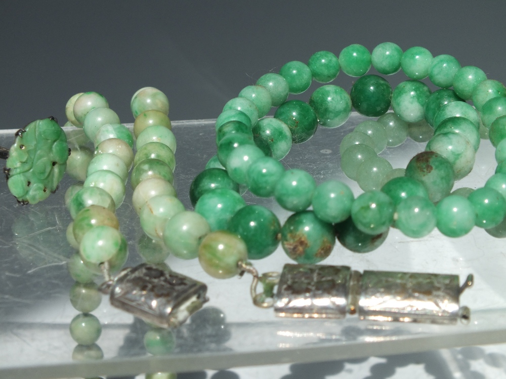 A VINTAGE SILVER AND JADEITE RING, together with a vintage jade type bead necklace having white