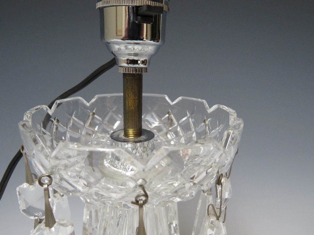 A SINGLE WATERFORD CRYSTAL LUSTRE TABLE LAMP, with ten glass droppers, lustre H 23 cm, overall H - Image 2 of 4