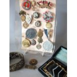 A SELECTION OF VINTAGE JEWELLERY ETC., to include a large banded agate rectangular brooch in gilt
