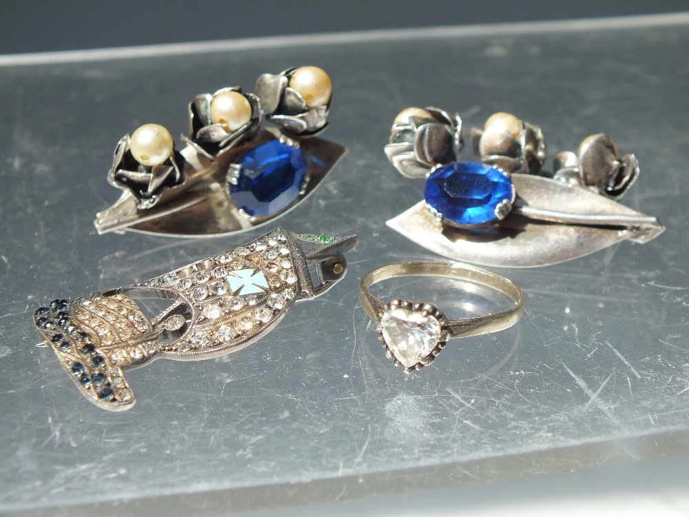 A COLLECTION OF VINTAGE AND SILVER COSTUME JEWELLERY, to include a selection of silver brooches, two - Image 4 of 7
