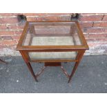 AN EDWARDIAN MAHOGANY INLAID SMALL BIJOUTERIE TABLE, having a hinged lid above a baize lined