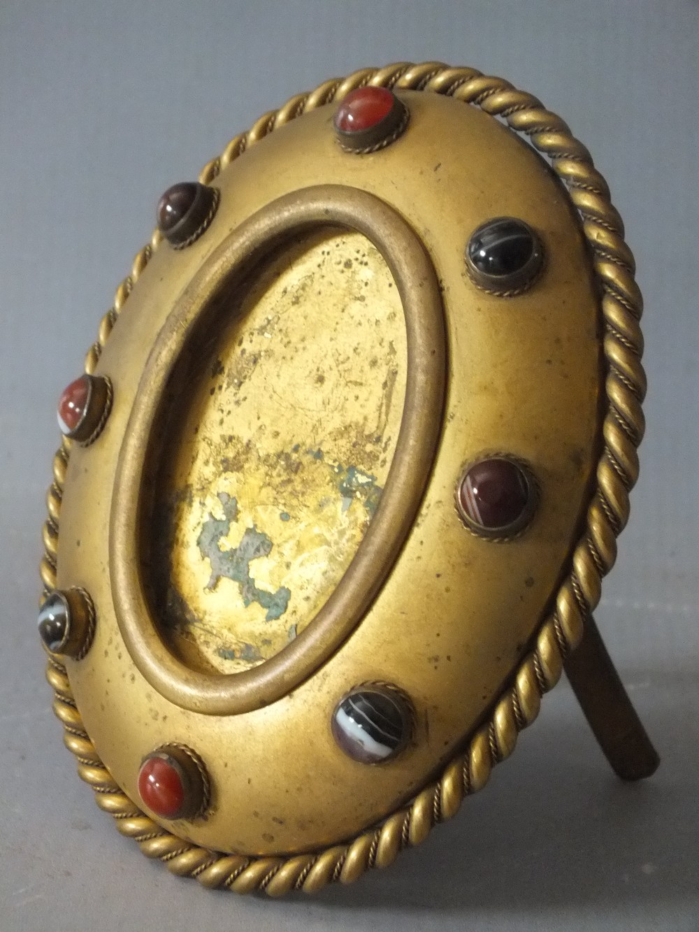 AN ANTIQUE GILT METAL OVAL PICTURE FRAME, having various polished agate cabochon embellishments to - Image 2 of 4