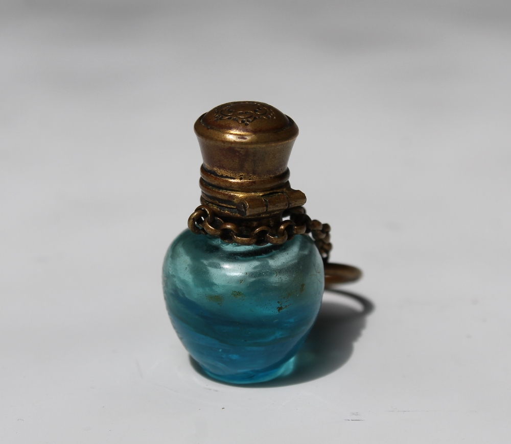 A VINTAGE MARY GREGORY MINIATURE GLASS SCENT BOTTLE, with brass hinged top and glass stopper, H 3. - Image 3 of 4