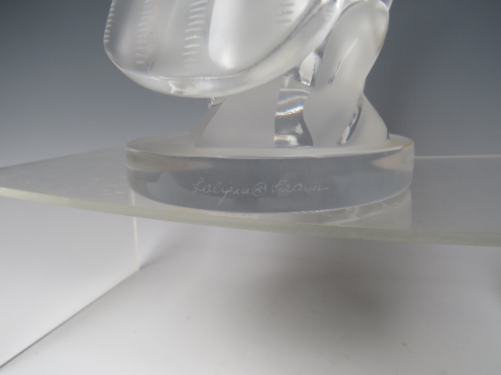 RENÉ LALIQUE (1860-1945). CRYSTAL FROSTED GLASS ARIANE DOVES FIGURINE, model 11638, engraved marks - Image 3 of 4