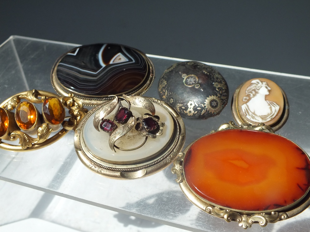 A COLLECTION OF ANTIQUE / VINTAGE BROOCHES, to include a Victorian tortoiseshell and gold inlaid