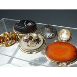 A COLLECTION OF ANTIQUE / VINTAGE BROOCHES, to include a Victorian tortoiseshell and gold inlaid