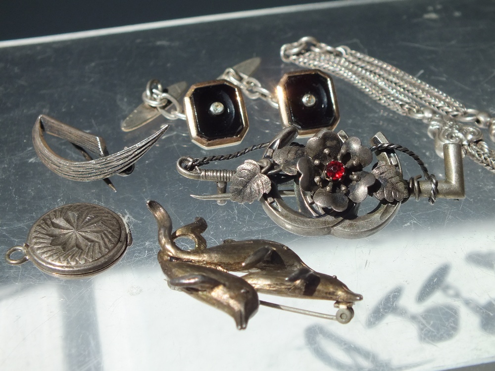 A COLLECTION OF VINTAGE AND SILVER COSTUME JEWELLERY, to include a selection of silver brooches, two - Image 7 of 7