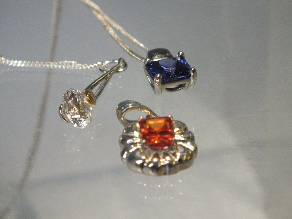 A COLLECTION OF MODERN SILVER JEWELLERY ITEMS, to include three pendant and earring sets (lacking - Image 3 of 7