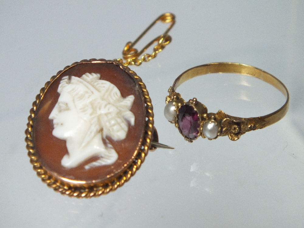 A SMALL 9CT GOLD CAMEO BROOCH, H 2.4 cm, together with a vintage seed pearl and gemset yellow