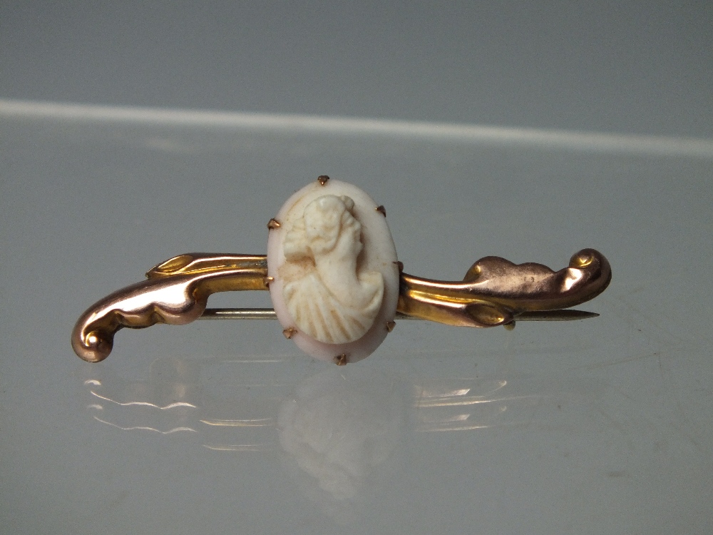 A 9CT GOLD CAMEO STYLE BAR BROOCH, W 4 cm, approx 1.83 g. together with a selection of 9ct gold / - Image 4 of 5