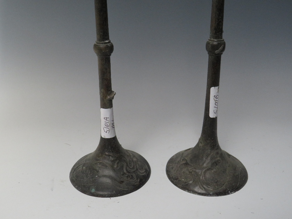 A PAIR OF ORIENTAL BRONZE TAPER CANDLESTICKS, unmarked, H 41 cm - Image 6 of 6
