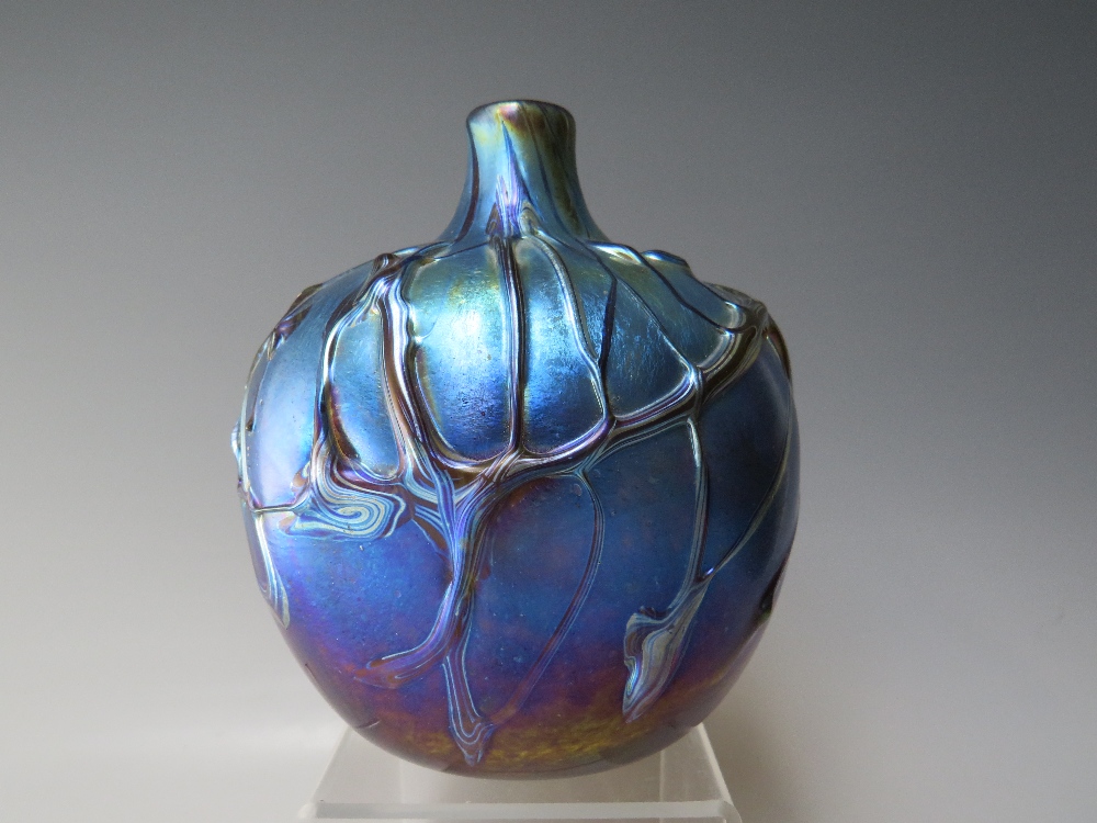 A NORMAN STUART CLARKE SIGNED IRIDESCENT STUDIO GLASS VASE, H 12 cm - Image 3 of 6