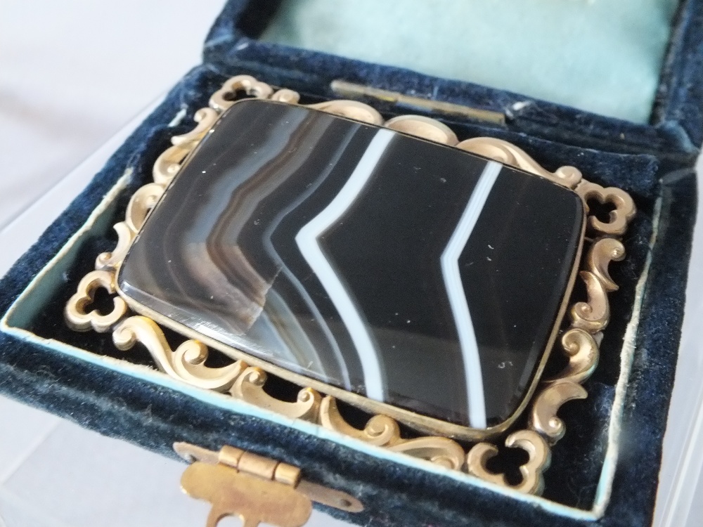 A SELECTION OF VINTAGE JEWELLERY ETC., to include a large banded agate rectangular brooch in gilt - Image 5 of 9