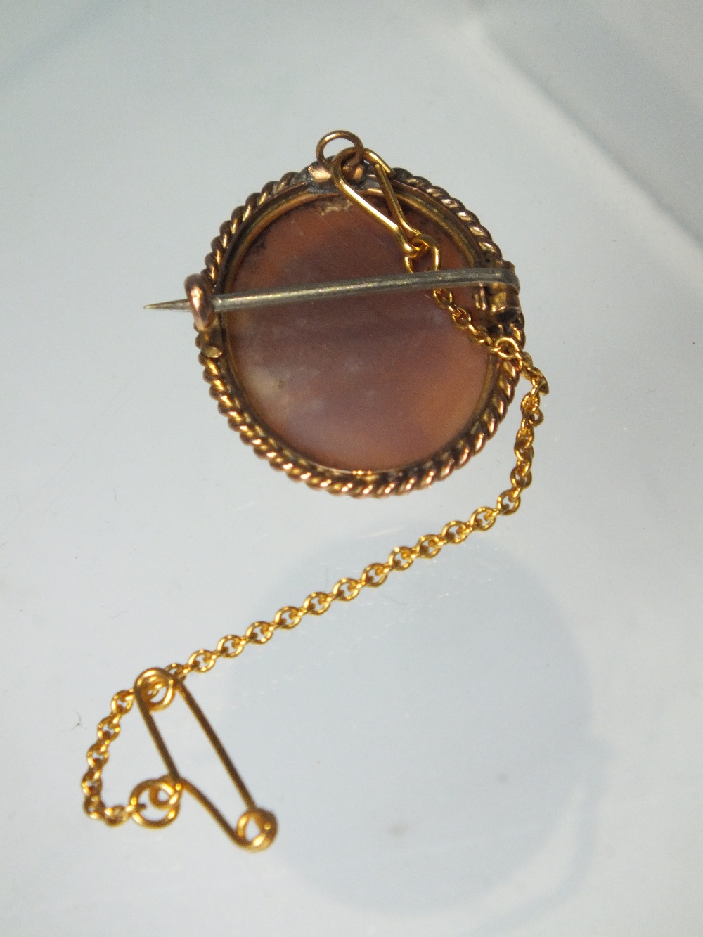 A SMALL 9CT GOLD CAMEO BROOCH, H 2.4 cm, together with a vintage seed pearl and gemset yellow - Image 3 of 4