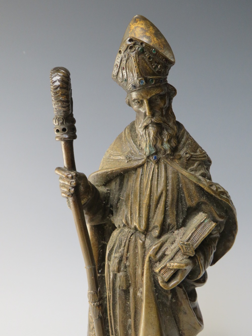 A GOOD QUALITY BRONZE FIGURINE OF ST PATRICK HOLDING CROZIER, H 30 cm - Image 2 of 7