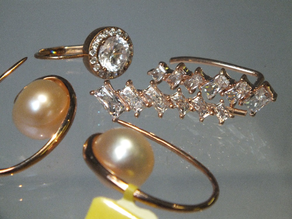 A COLLECTION OF MOSTLY ROSE GOLD TONE SILVER JEWELLERY ITEMS ETC, to include a selection of QVC - Image 3 of 5