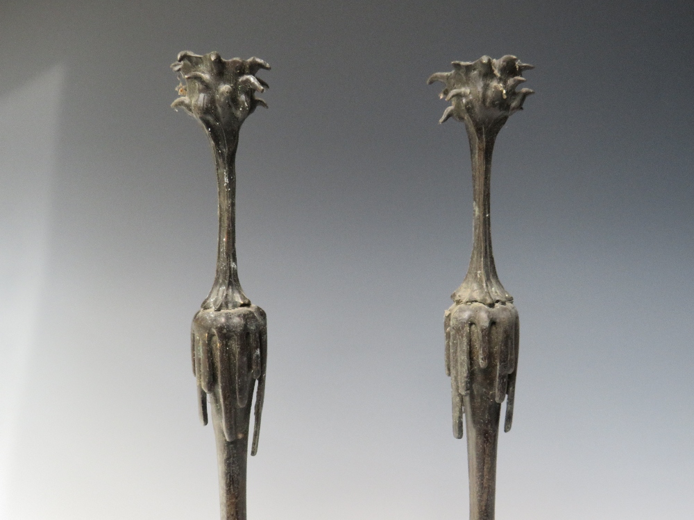 A PAIR OF ORIENTAL BRONZE TAPER CANDLESTICKS, unmarked, H 41 cm - Image 5 of 6