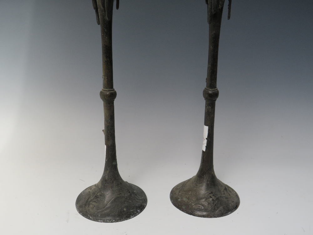 A PAIR OF ORIENTAL BRONZE TAPER CANDLESTICKS, unmarked, H 41 cm - Image 4 of 6