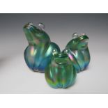 JOHN DITCHFIELD FOR GLASFORM - A SET OF THREE IRIDESCENT GLASS GRADUATED SEATED FROG PAPERWEIGHTS,