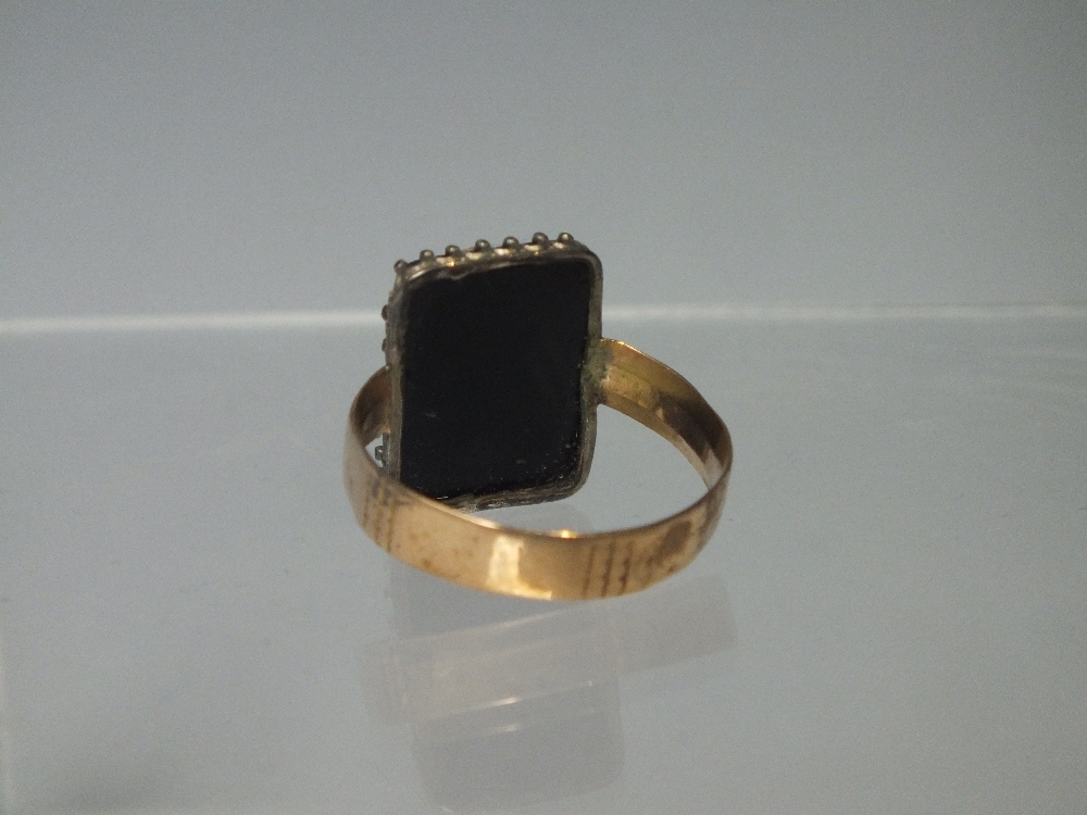 AN ANTIQUE GOLD PORTRAIT / CAMEO STYLE RING STAMPED '18' TO BAND, the black onyx type panel with - Image 3 of 4