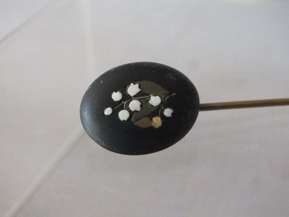 A SELECTION OF FIVE ASSORTED VINTAGE STICK PINS, to include an oval goldstone example, pietra dura - Image 4 of 6