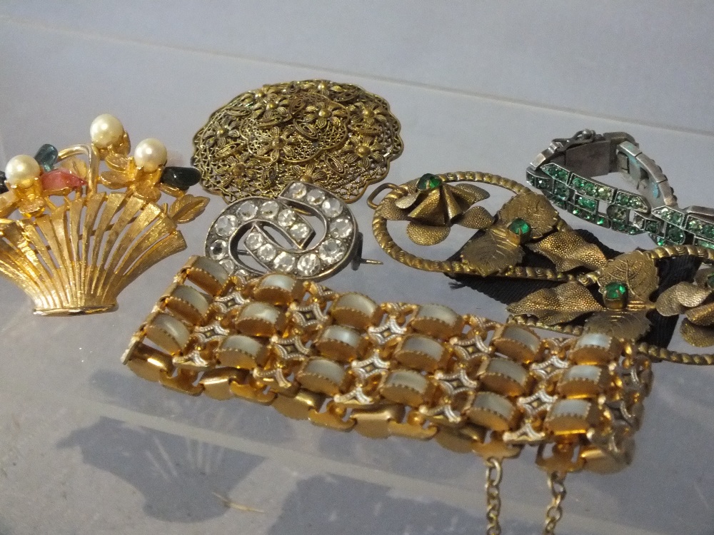 A COLLECTION OF VINTAGE COSTUME JEWELLERY, comprising brooches, earrings, bracelets and bead - Image 6 of 6